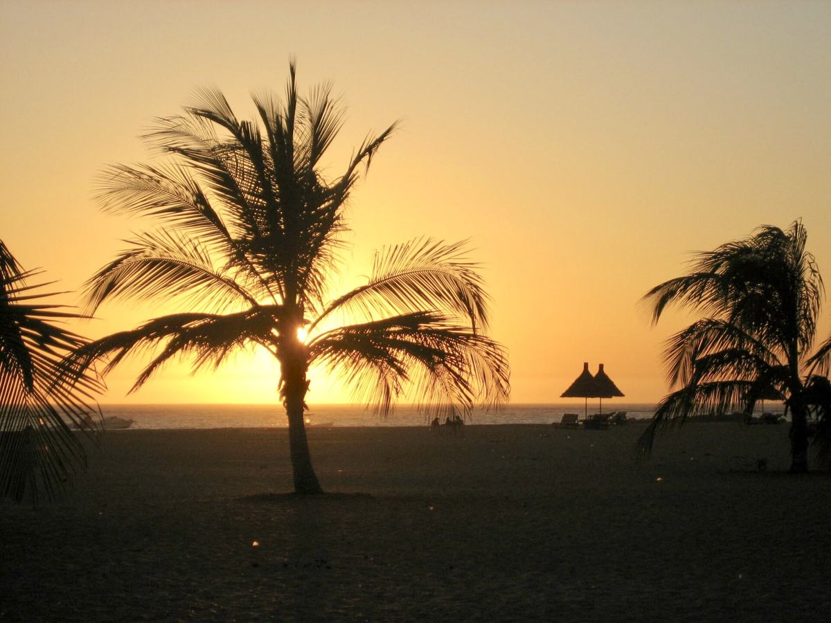 Vue sur le coucher de soleil depuis un appartement à Dakar